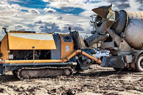Gros plan sur le sélecteur de vitesse et la gâchette d'un malaxeur à pales