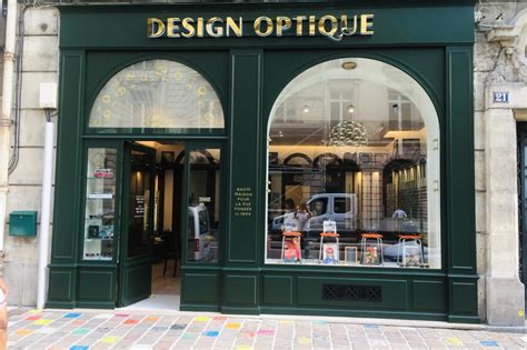 Façade d'un magasin de bricolage proposant du carrelage