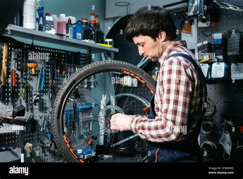 Image d'un mécanicien de vélo utilisant un tournevis