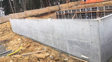 Construction d'un mur en béton banché