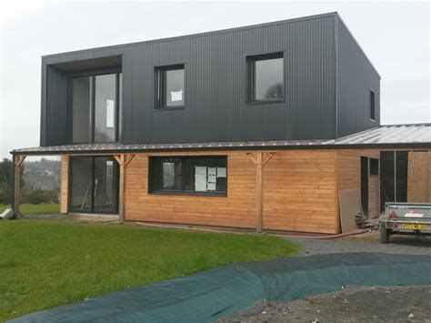 Vue d'une maison avec bardage en tôle