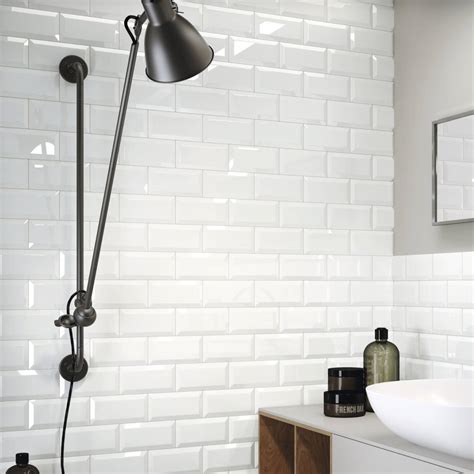 Salle de bain avec carrelage mural blanc brillant