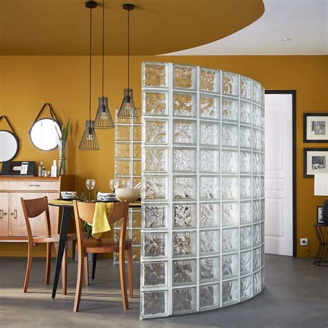 Brique de verre transparente dans un mur intérieur