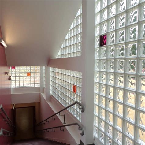 Exemple de mur intérieur en briques de verre avec cadre