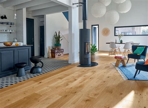 Parquet en bois naturel dans un salon moderne