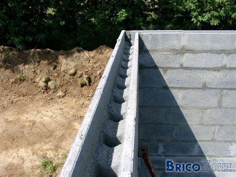Bloc U de chaînage rempli de béton et d'acier