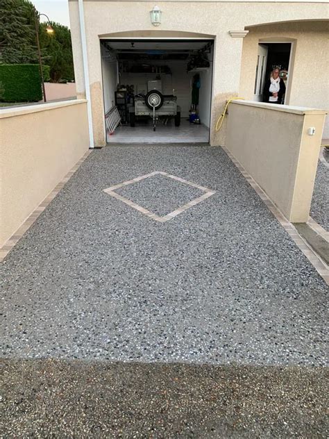 Image d'une entrée de garage en asphalte fraîchement scellée