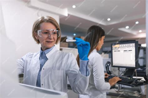 Grimmjow et Szayel discutent dans un laboratoire