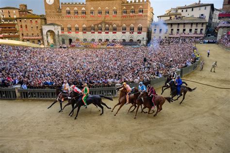 Un alfieri exécutant une sbandierata lors du Palio de Sienne