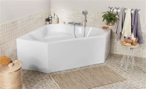 Schéma montrant l'intégration d'une baignoire d'angle trapézoïdale dans un coin de salle de bain