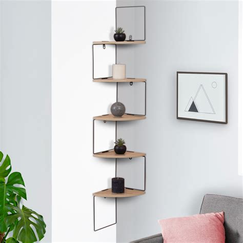 Étagère murale en plexiglas en angle dans une cuisine