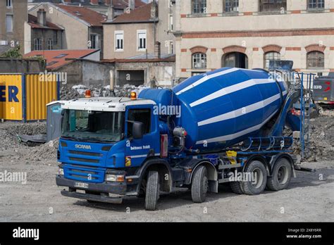 Chauffeur livrant du béton sur un chantier