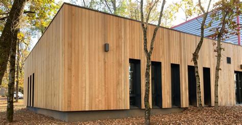 Façade de bâtiment avec bardage Red Cedar