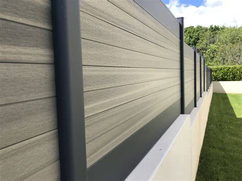Clôture composite moderne