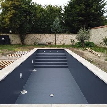Exemple de revêtement piscine en PVC armé avec finition imitation carreaux