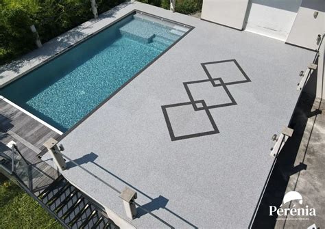 Image d'une équipe de professionnels en train d'installer un revêtement de piscine