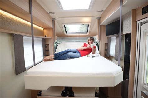 Camping-car avec lit escamotable descendant du plafond