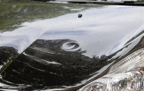 Une voiture avec une petite bosse sur le capot