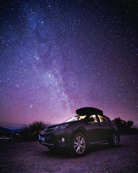 Une voiture garée sous un ciel orageux avec des grêlons
