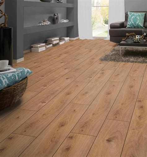 Détail d'une lame de parquet stratifié chêne avec système clic