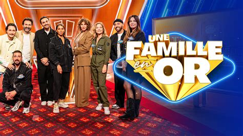 Une famille de lamas dans leur enclos avec, en arrière-plan, un paysage de collines ardéchoises