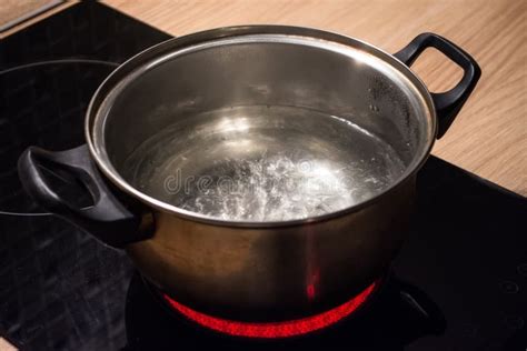 Casserole d'eau bouillante versée dans un lavabo