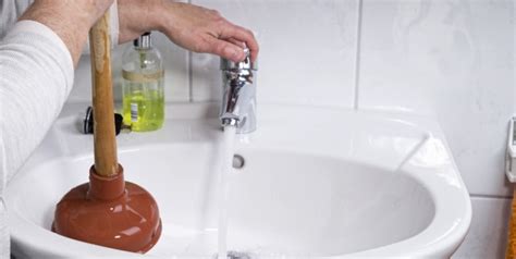 Utilisation d'une ventouse pour déboucher un lavabo
