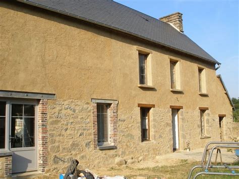 Façade d'une maison traditionnelle en pierre avec un enduit à la chaux