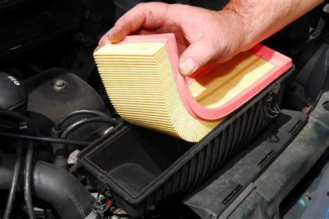 Emplacement de la batterie et du boîtier du filtre à air dans un compartiment moteur