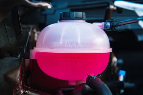 Vase d'expansion d'une voiture avec indication du niveau de liquide