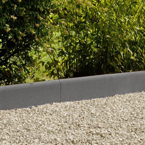 Bordures en béton de 1 mètre installées dans un jardin