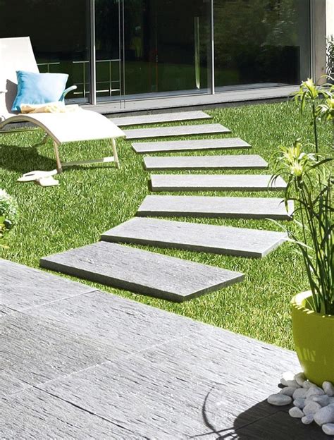 Allée de jardin bordée de dalles en béton