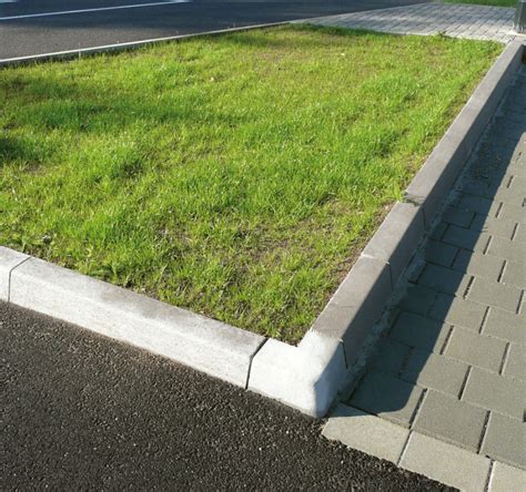 Pelouse avec bordure en béton