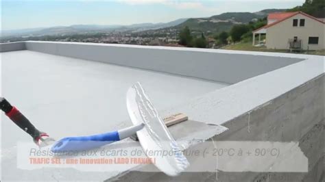 Illustration d'un balcon moderne avec un revêtement d'étanchéité