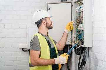 Icônes représentant un électricien, un serrurier et un menuisier