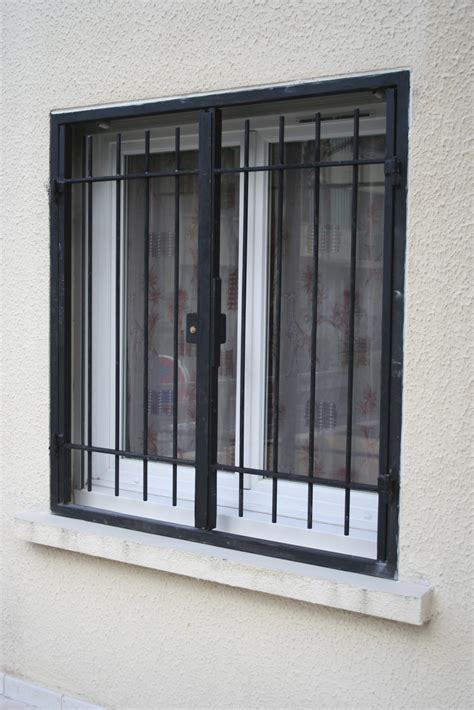 fenêtre avec grille de protection