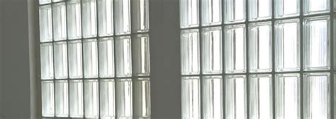 Architectures modernistes utilisant des briques de verre