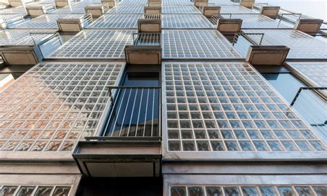 Exemples de briques de verre avec différents motifs et couleurs