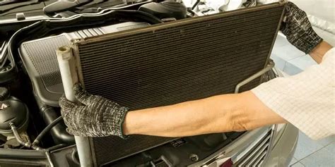 Vue rapprochée d'un radiateur de climatisation de voiture avec ses ailettes