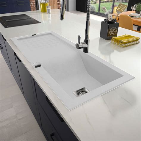 Cuisine moderne avec meuble évier blanc