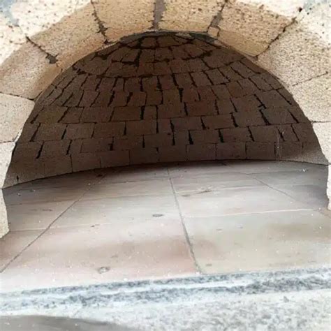 Image d'un four à pizza artisanal construit avec des briques réfractaires