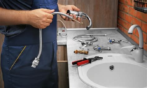 Plombier travaillant sur un robinet