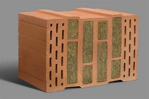 Empilement de briques réfractaires isolantes