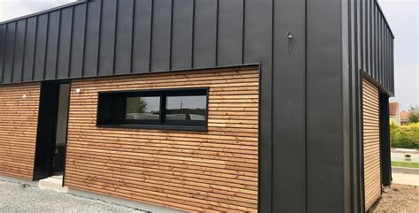 Exemple de façade mixte avec bardage bois et métal