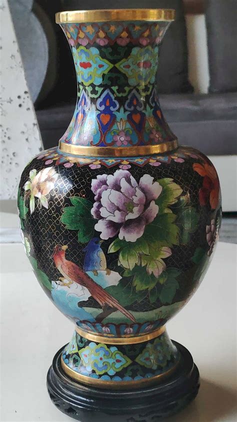 Vase chinois cloisonné avec motifs floraux