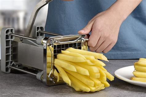 Un coupe-frites à levier en action