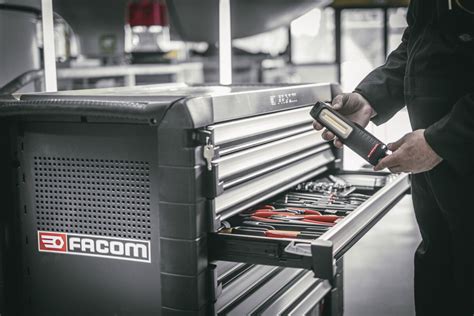 Outil professionnel FACOM en action