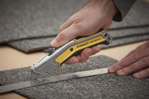 Outil cutter coupant de la mousse durcie