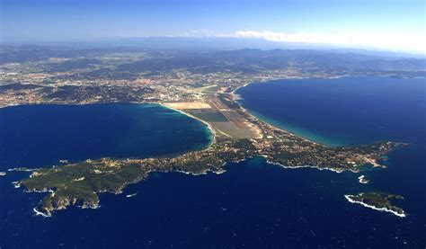 Vue aérienne de Hyères et de la côte varoise