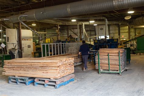 Personnel travaillant dans une usine de transformation du bois